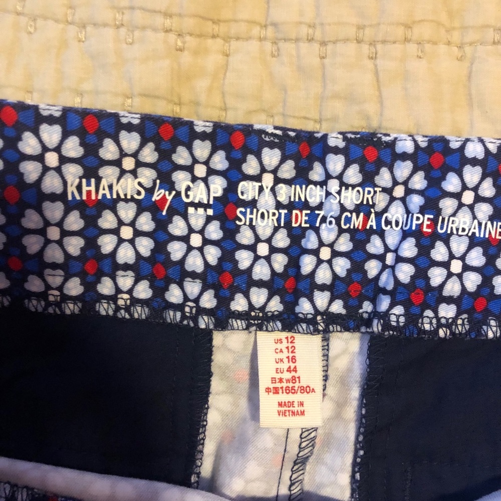 Gap khaki 3 inch city short